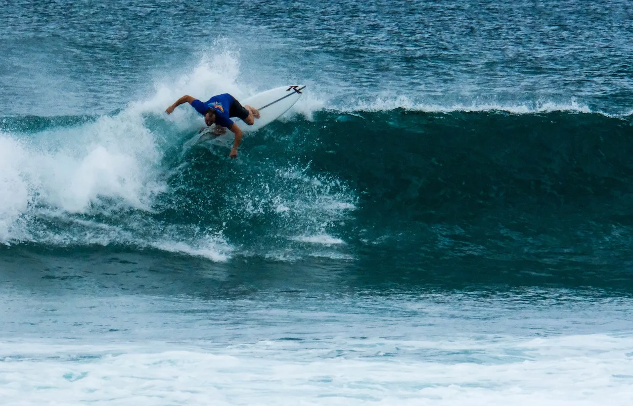 Surf at Hikkaduwa Peak