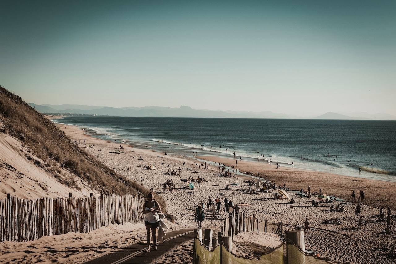 Surfing in Hossegor (Photo by Florian Cario)